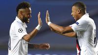 Pemain Paris Saint-Germain (PSG), Neymar dan Kylian Mbappe, merayakan kemenangan atas Atalanta pada laga perempat final Liga Champions di Stadion Da Luz, Rabu (12/8/2020). PSG menang 2-1 atas Atalanta. (David Ramos/Pool,via AP)