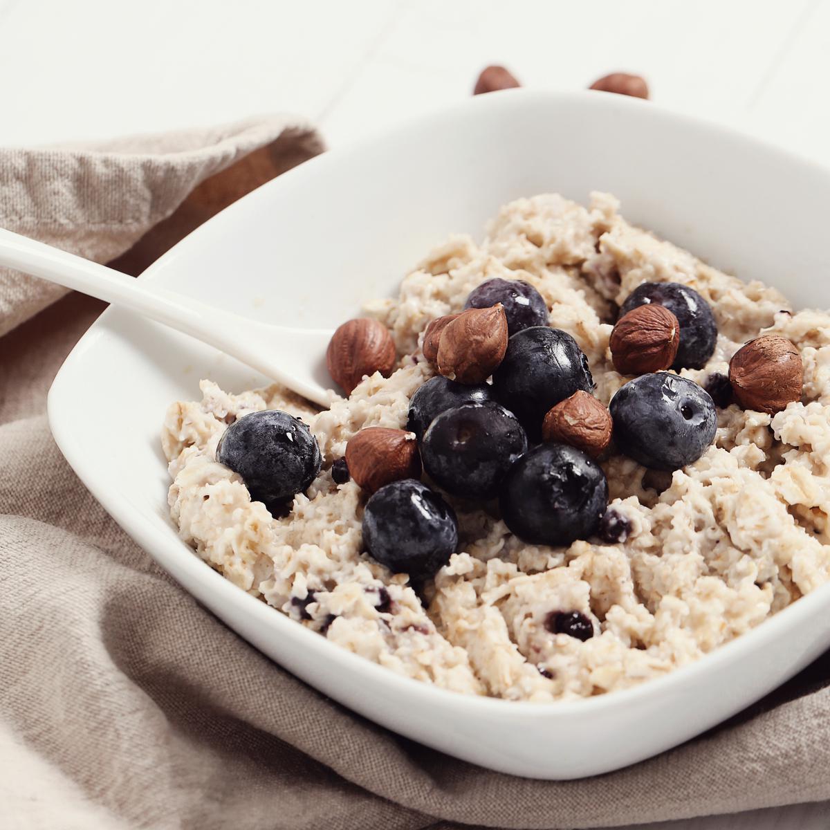 Ilustrasi Overnight Oat Blueberry Almond