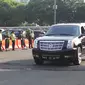 Dari sekian mobil yang masuk ke gedung rakyat, terlihat sebuah Cadillac Escalade.