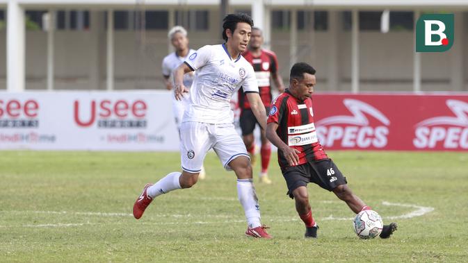 Pemain Persipura Jayapura, Todd Rivaldo Ferre (kanan) berusaha melewati pemain Arema FC, Hanif Sjahbandi, pada laga BRI Liga 1 di Stadion Madya, Jakarta, Rabu, (29/9/2021). (Bola.com/ M Iqbal Ichsan)