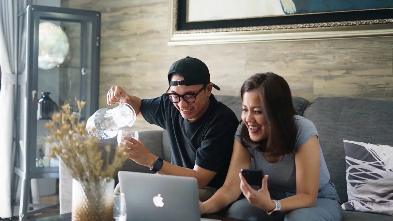 Siaran radio di rumah Bayu Oktara dan Ivy Batuta/Dok. Mahaka Radio Integra