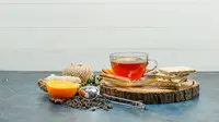 Minum beberapa ramuan herbal untuk meredakan batuk (Credit: Freepik/8photo)