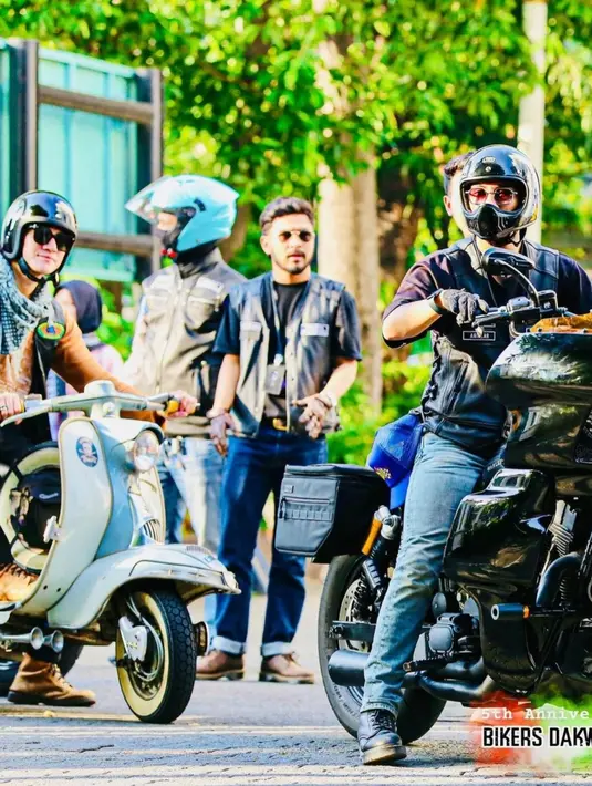 Aktor Vino G Bastian juga hadir di acara bareng Abidzar Al Ghifari. Meski beda motor yang dipakai, Vino terlihat senang terlibat dalam acara tersebut