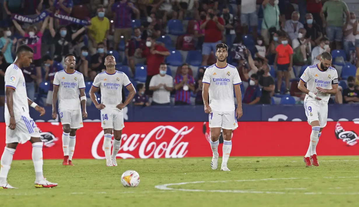 Para pemain Real Madrid bereaksi setelah pemain Levante mencetak gol ke gawang mereka pada pertandingan La Liga Spanyol di Stadion Ciutat de Valencia, Valencia, Spanyol, Minggu (22/8/2021). Pertandingan berakhir dengan skor 3-3. (AP Photo/Alberto Saiz)
