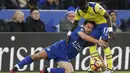 Pemain Leicester City, Shinji Okazaki (kiri) berebut bola dengan pemain Everton, Idrissa Gueye  pada laga Boxing Day Premier League di King Power Stadium, (26/12/2016). Everton menenag 2-0. (Action Images via Reuters/Carl Recine)