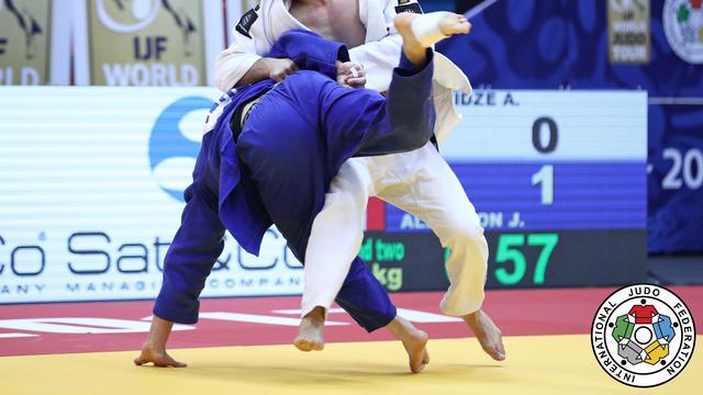 Momen Kocak Ponsel Atlet Judo Portugal Terjatuh saat Bertanding - Ragam