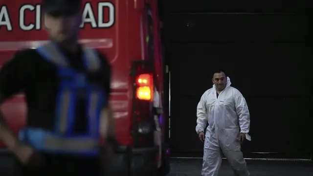 Investigator Forensik terlihat di lokasi kematian Liam Payne di hotel yang terletak di Buenos Aires, Argentina. (AP Photo/Natacha Pisarenko)