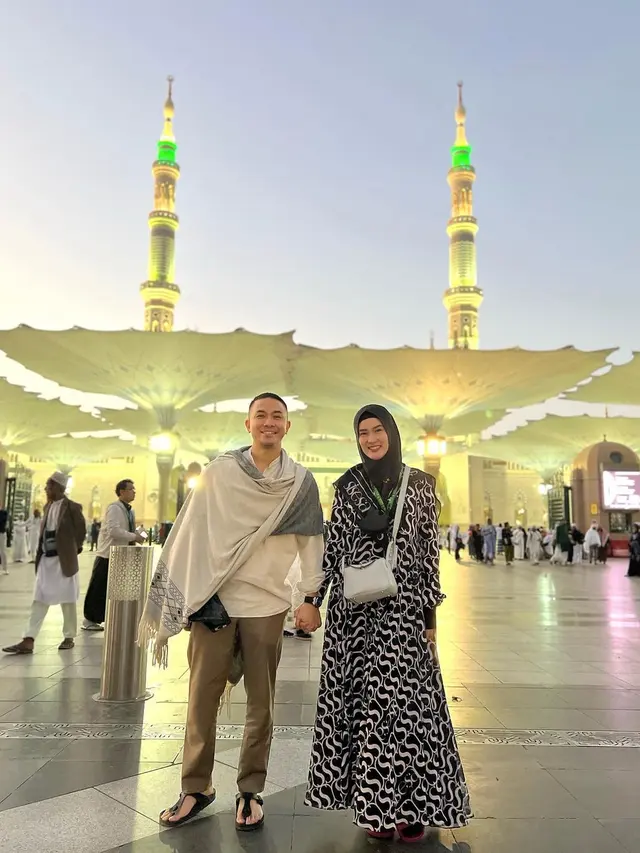 6 Potret Stevie Agnecya Jalani Umrah Pertama Kali Usai Menjadi Mualaf