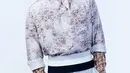 Gaya swag Nam Joo Hyuk mengenakan outfit all Dior. Kemeja printed dipadu scarf serasi yang diikatkan di lehernya, manset lengan yang lebih panjang dari lengan kemeja yang digulungnya, dikombinasikan dengan celana pendek beraksen high-waisted berwarna abu-abu. [Foto: Instagram/skawngur]