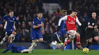 Striker Arsenal, Gabriel Martinelli, menggiring bola saat menghadapi Chelsea pada laga Premier League pekan ke-24 di Stamford Bridge, London, Rabu (22/1). Arsenal tahan imbang Chelsea 2-2. (AFP/Daniel Leal-Olivas)