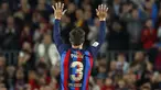 Bek Barcelona, Gerard Pique melambaikan tangan kepada fans di akhir pertandingan melawan Almeria di stadion Camp Nou di Barcelona, Spanyol, Minggu (6/11/2022). Di pertandingan terakhirnya ini, Gerard Pique membawa Barcelona menang atas Almeria 2-0. (AP Photo/Joan Monfort)