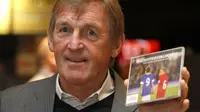 JUAL - Legenda Liverpool, Kenny Dalglish, rela menjual medali Liga Champions demi membantu pengobatan kanker payudara. (Daily Mail)