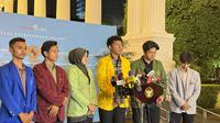 Perwakilan mahasiswa dari berbagai organisasi kampus dan eksternal usai bertemu Mensesneg Prasetyo Hadi di Kompleks Istana Kepresidenan Jakarta, Kamis (4/9/2025) malam. Liputan6/Lizsa Egeham)