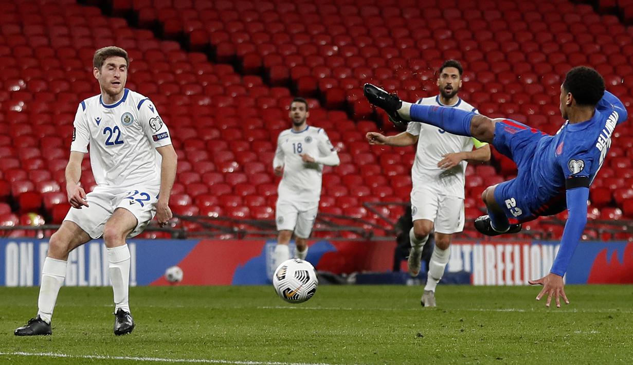 Gelandang Inggris, Jude Bellingham melepaskan tendangan di depan gawang San Marino dalam laga Kualifikasi Piala Dunia 2022 Zona Eropa Grup I di Wembley Stadium, London, Kamis (25/3/2021). Inggris menang 5-0 atas San Marino. (AP/Adrian Dennis/Pool)