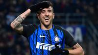 Gelandang Inter Milan, Matias Vecino berselebrasi setelah mencetak gol ke gawang AS Roma dalam lanjutan Serie A Liga Italia di Giuseppe Meazza, Senin (21/1). Berkat gol Matias Vecino, Inter dan Roma harus puas berbagi skor 1-1. (MIGUEL MEDINA / AFP)