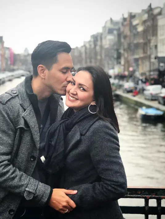 Menengok ke belakang, pasangan ini tak lama menjalani pacaran. Pasangan yang tahun 2005 ketemu, dan tahun 2006 kerja bareng menjadi presenter World Cup Center. Sebulan keduanya kerja bareng program on air SCTV tentang Piala Dunia 2006. (darius_sinathrya)