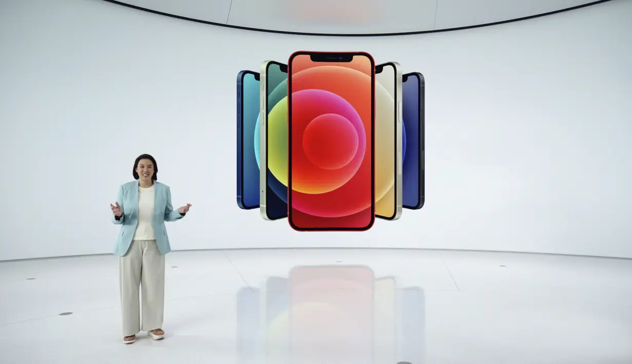 Wakil Presiden Pemasaran Produk iPhone Kaiann Drance memperkenalkan iPhone 12 baru saat acara Apple di Apple Park, Cupertino, California, Amerika Serikat, 13 Oktober 2020. Apple meluncurkan seri iPhone 12 yang mendukung teknologi seluler 5G. (Apple Inc./AFP)