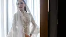 Bagaimana menurutmu penampilan Mahalini mengenakan bridal robe ini, Sahabat FIMELA? [Foto: Instagram/monicaivena]