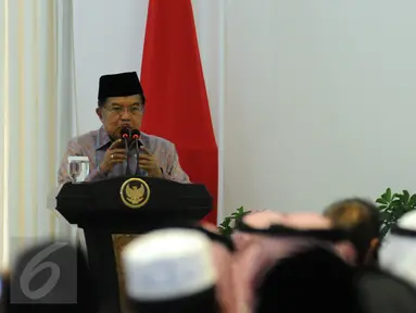 Wapres Jusuf Kalla membacakan pidato penutup musabaqoh hafalan Al Quran dan Hadits di Istana Wakil Presiden, Jakarta, Kamis (21/4/2016). 150 peserta dari 25 negara mengikuti acara yang digelar di Masjid Istiqlal. (Liputan6.com/Helmi Fithriansyah)