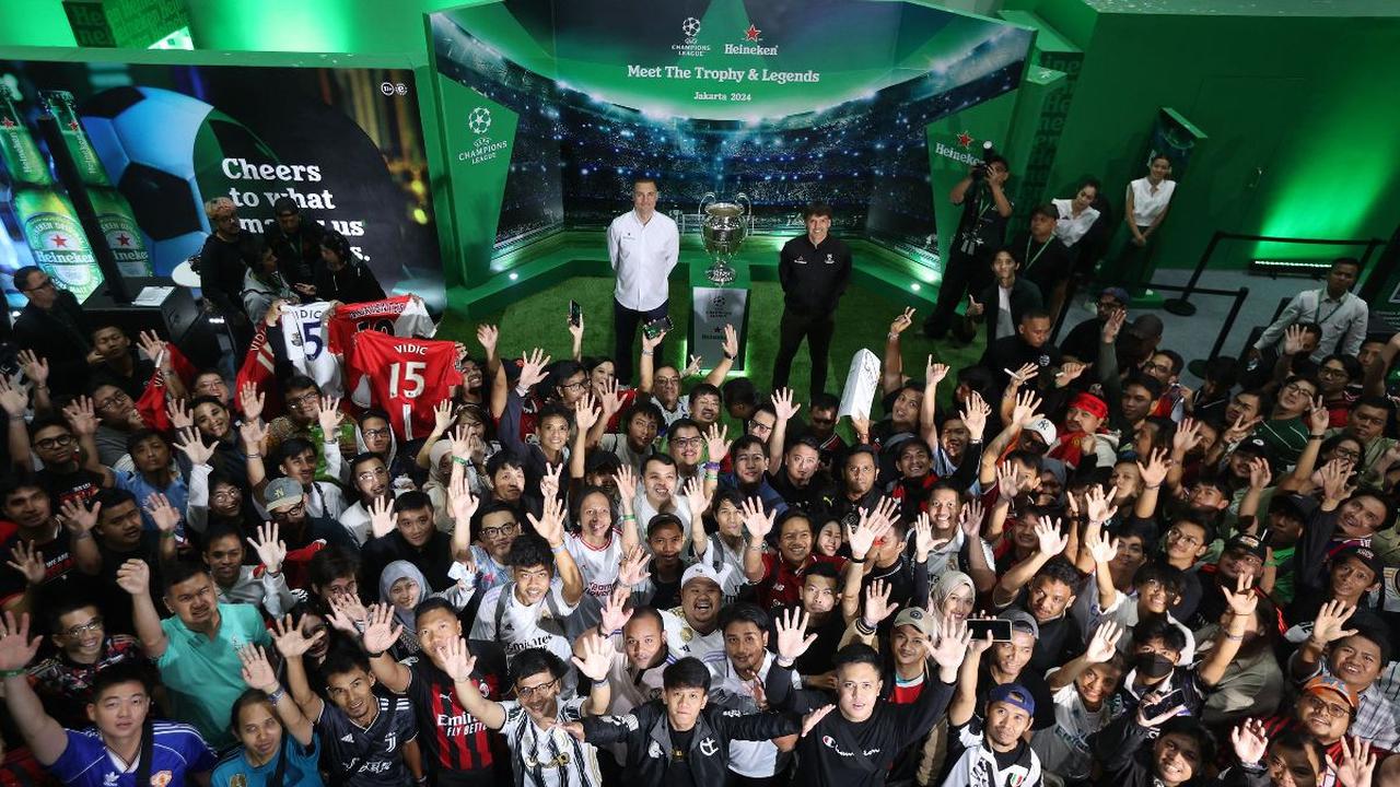 FOTO: Meriah! Eks Bintang Manchester United Nemanja Vidic Sapa Penggemar di Jakarta