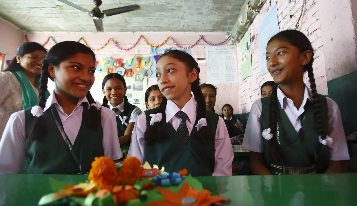 Mantan Dewi Nepal atau Kumari, Matina Shakya (tengah) berinteraksi dengan teman sekelasnya saat hari pertama masuk sekolah di Kathmandu (9/10). Matina Shakya dinobatkan sebagai Kumari saat berusia tiga tahun. (AFP Photo/Gopen Rai)