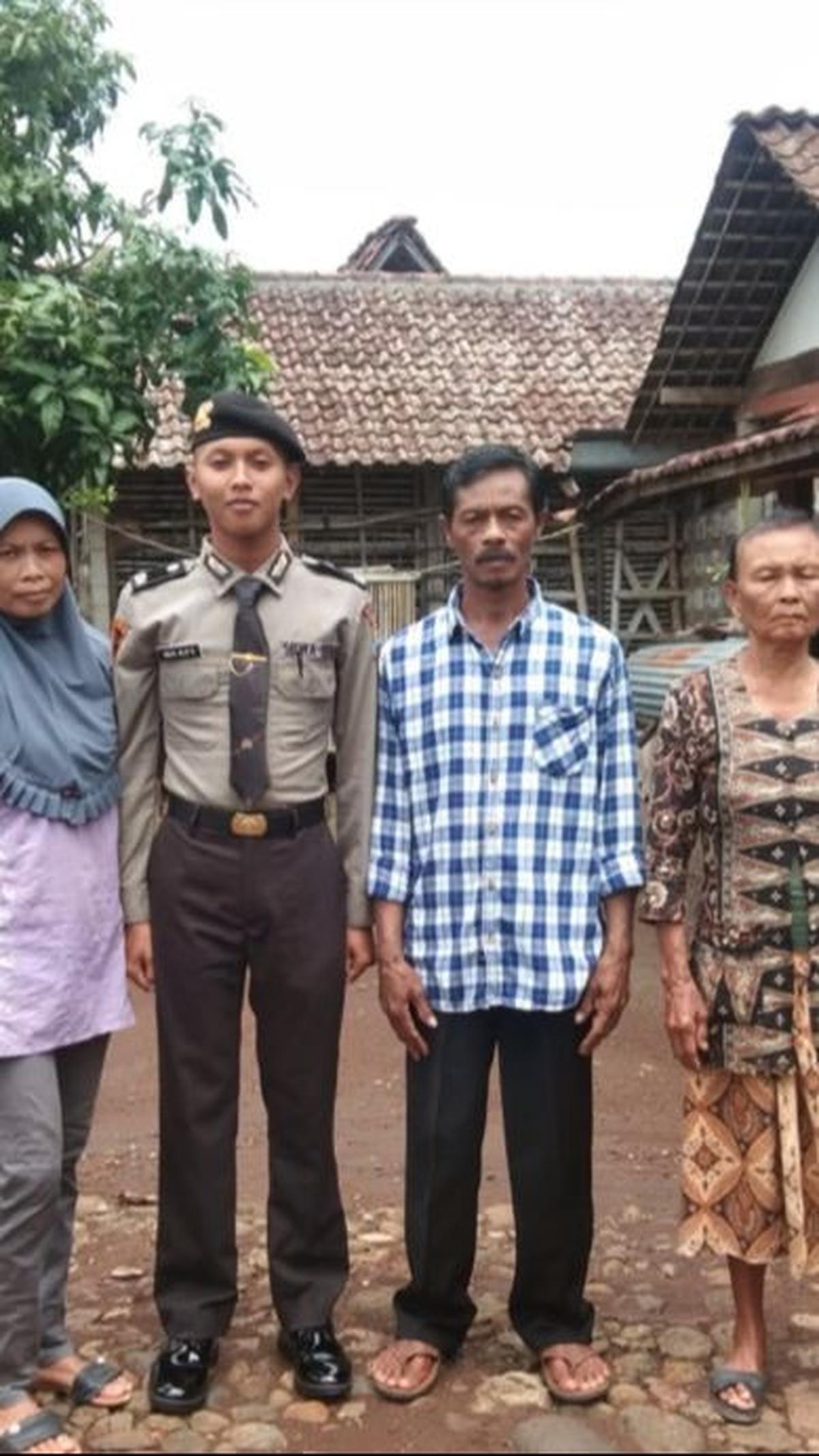 Dalam potret ini, Alif tampil gagah dengan menggunakan seragam kepolisian lengkap dengan atributnya.