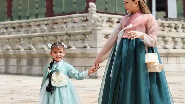 Shandy Aulia dan Claire selalu liburan bersama. [@shandyaulia]