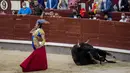 Matador Spanyol Emilio de Justo membunuh seekor banteng dengan pedang saat adu banteng di arena adu banteng Las Ventas, Madrid, Spanyol, Minggu (4/7/2021). Adu banteng ini berlangsung di tengah pandemi virus corona COVID-19. (AP Photo/Manu Fernandez)