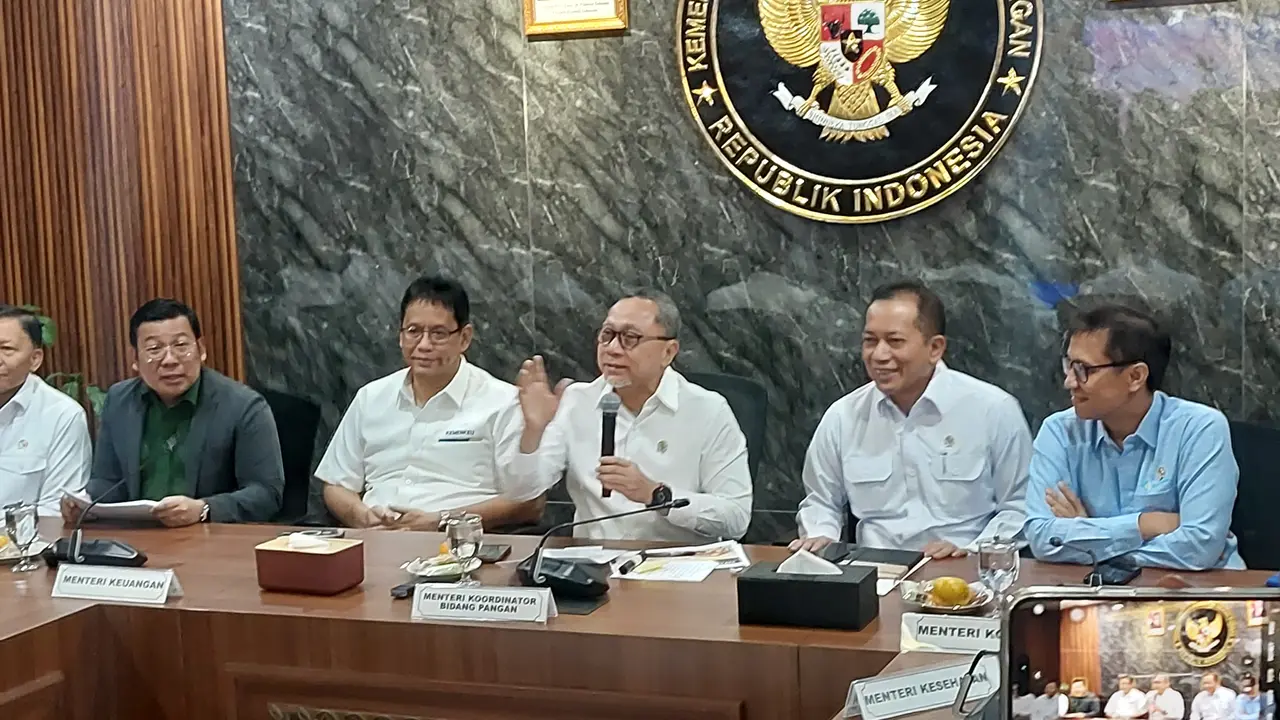 Menteri Koordinator Bidang Pangan, Zulkifli Hasan bersama sejumlah menteri dalam rakor Koperasi Desa Merah Putih