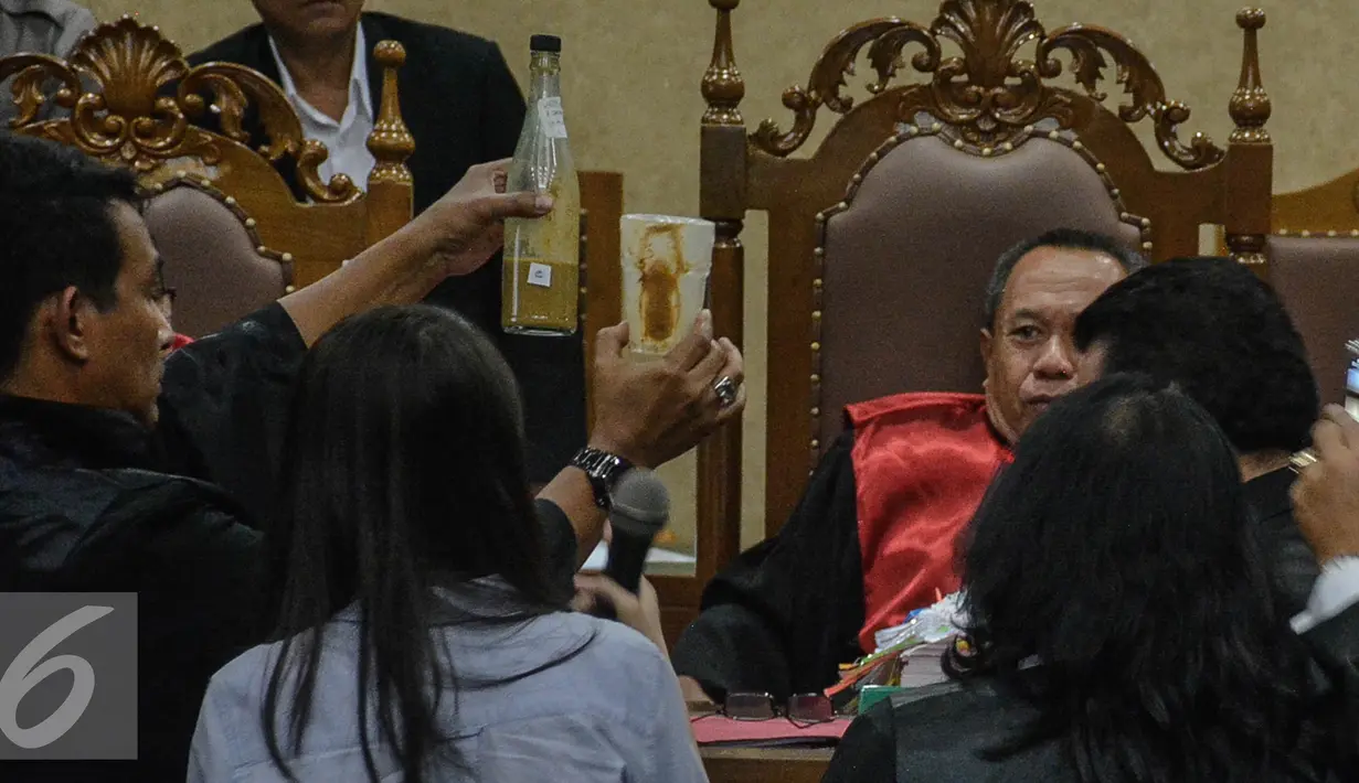 Barang bukti sisa kopi Mirna diperlihatkan Jaksa Penuntut Umum saat sidang di PN Jakarta Pusat, Rabu (13/7). Sidang beragendakan pemeriksaan saksi diantaranya sahabat Mirna, Hanie Juwita Boon, 3 pegawai Kafe Olivier. (Liputan6.com/Faizal Fanani)