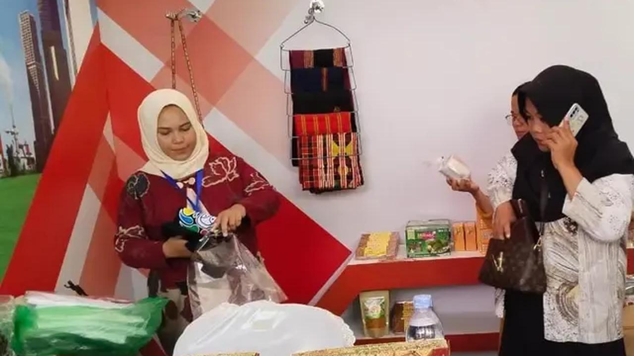 "China itu udah mulai canggih, misalkan dia beli produk dari Jiniso, terus dia kirim ke Cina supaya dari sana dia bisa buat sedemikian rupa sejenis mereka," tambahnya.