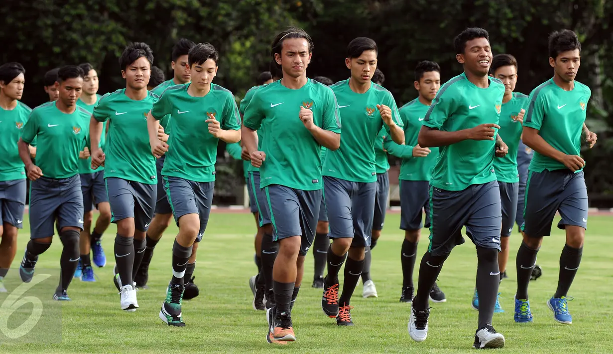 M Rafid Habibie (tengah) saat mengikuti latihan seleksi Timnas Indonesia U-19 di Lapangan Atang Sutresna, Jakarta, Kamis (6/4). 14 pemain yang pernah berlaga di luar negeri mengikuti seleksi masuk Timnas Indonesia U-19. (Liputan6.com/Helmi Fithriansyah)