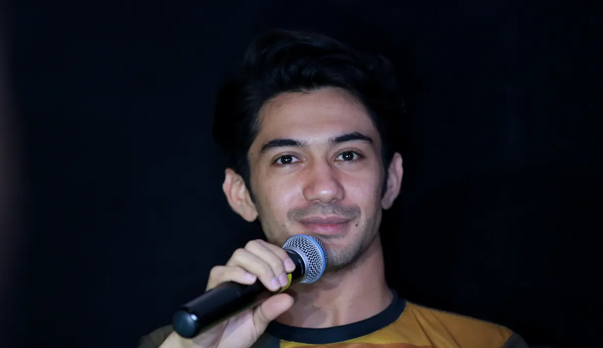 Untuk menutupi rambutnya yang tebal, ditutupi dengan bald cap. Lantas ditutup lagi dengan wig dari Orlando Bassi, yang biasa dipakai dunai film Hollywood. (Adrian Putra/Bintang.com)