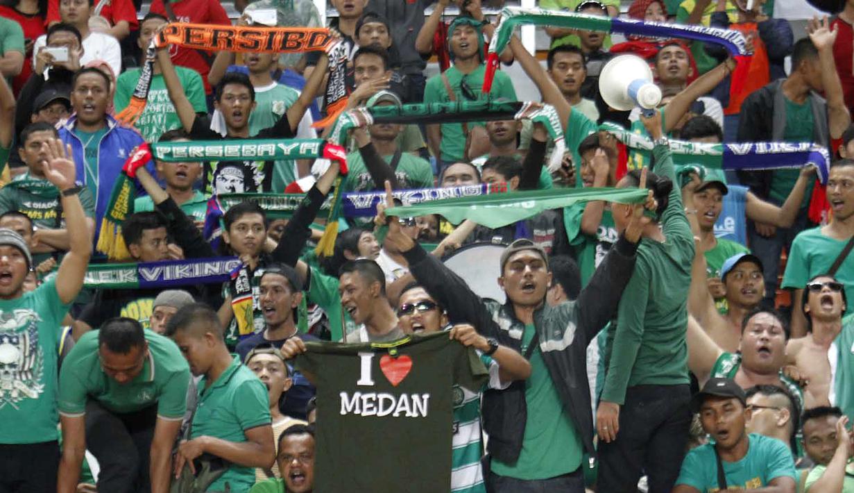 Suporter PSMS Medan setia mendukung sampai final yang berlangsung di Surabaya. Minggu (13/9/2015). (Bola.com/Robby Firly)