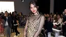 Miss Universe 2018, Catriona Grey menghadiri fashion show Nicole Miller selama New York Fashion Week: The Shows at Gallery II di Spring Studios di New York City (8/9/2019). Catriona Grey mengenakan gaun bermotif leopard dengan bloseu mesh transparan. (AFP Photo/Bennett Raglin)