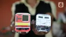 Iskandar (52) menunjukkan miniatur kereta api buatannya di kawasan Manggarai, Jakarta, Kamis (21/11/2019). Harga miniatur kereta yang dibanderol pun beragam, seperti miniatur skala 1:50 dijual Rp450.000 per rangkaian yang terdiri dari 1 lokomotif dan 5 gerbong. (merdeka.com/Iqbal S. Nugroho)