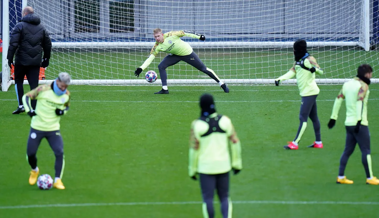 Para pemain Manchester City saat mengikut sesi latihan tim di City Football Academy di Manchester, Inggris barat laut (25/2/2020). City akan bertanding melawan Real Madrid pada leg pertama babak 16 Liga Champions di Bernabeu. (AFP Photo/Jon Super)