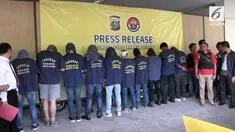 Polisi menetapkan 10 orang jadi tersangka penggerebekan pesta seks gay di sebuah Ruko di kawasan Kelapa Gading Jakarta Utara. Polisi juga menyita sejumlah barang bukti dalam penggerebekan tersebut