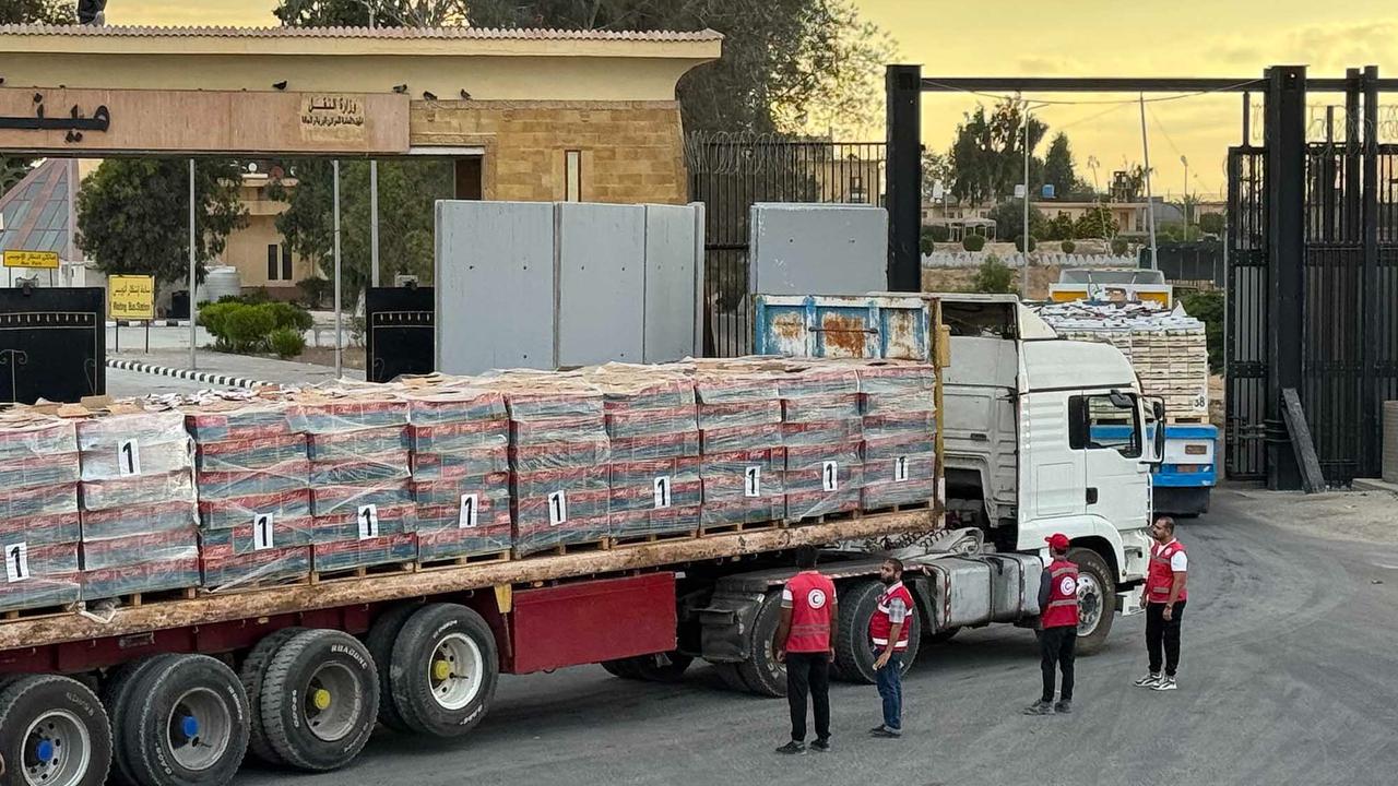 FOTO: Truk-Truk Bantuan Kemanusiaan  Mengular di Rafah, Harapan Gencatan Senjata Segera Terwujud