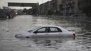 Sebuah mobil terendam banjir di Karachi, Pakistan, Kamis (23/9/2021). Banjir merendam Karachi setelah diguyur hujan deras. (AP Photo/Fareed Khan)