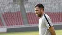 Pelatih Timnas Indonesia, Simon McMenemy, saat latihan jelang laga Kualifikasi Piala Dunia 2022 di SUGBK, Jakarta, Rabu (2/10). Indonesia akan berhadapan dengan Uni Emirat Arab. (Bola.com/M Iqbal Ichsan)