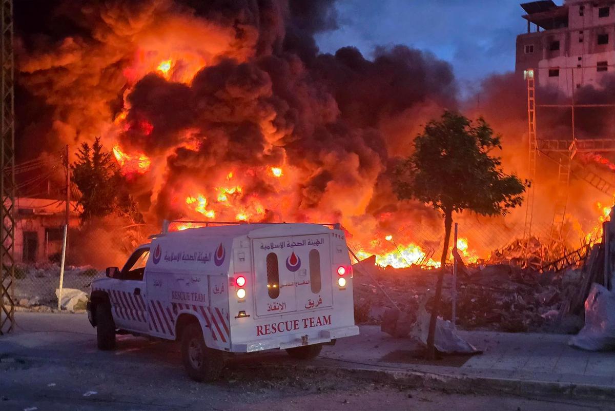FOTO: Kebakaran Besar di Tyre Setelah Serangan Udara Israel di Lebanon Selatan