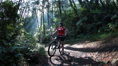 Andhina Ayuningtyas adalah atlet Mountain Bike (MTB) dan Trail Run yang lahir pada 20 Mei 1988 saat melakukan sesi foto Bogor, Jawa Barat, (2/3/2018). (Bola.com/Nick Hanoatubun)