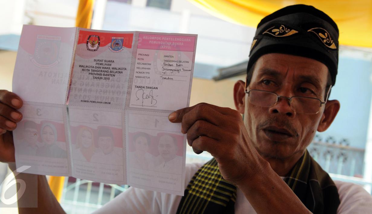 Panitia TPS 015 Jurangmangu Timur mengeluarkan surat suara dari kotak untuk dilakukan penghitungan di Tangerang Selatan, Banten, (9/12). Calon Walikota Tangerang Selatan, Airin Rachmi Diany Mendominasi suara dengan jumlah 212. (Liputan6.com/Helmi Afandi)