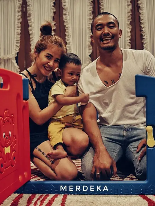 "Sudah terlalu lama ditahan. Sudah terlalu lama disimpan. Sudah terlalu lama dipojokkan. Sudah terlalu lama direndahkan. Sudah terlalu lama ga enakkan. Sudah terlalu lama tega sama diri sendiri." tulis Uus mengawali ceritanya. (Instagram/uusbiasaaja)