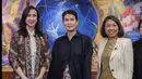 Kreasi batik Widi Wardhana dalam balutan batik dengan siluet yang beragam, anti membosankan. [Foto: Instagram/ Widi Wardhana]