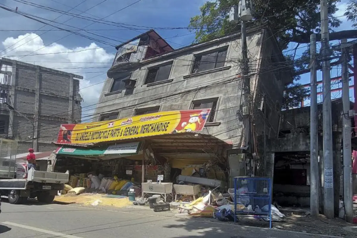 Sebuah bangunan yang rusak akibat gempa kuat melanda Bangued, Provinsi Abra, Filipina utara pada Rabu 27 Juli 2022. (Foto AP)