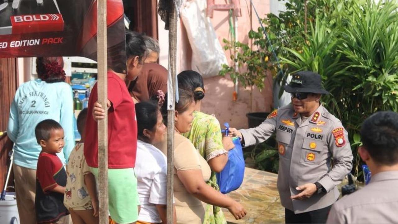 Kapolda Metro Jaya Bagikan Sembako dan Tinjau Ketahanan Pangan di Bekasi Terdampak Banjir