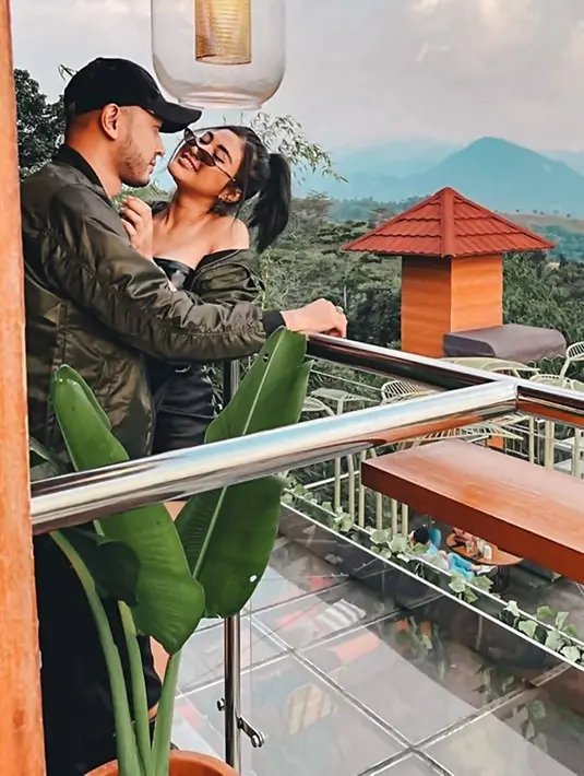 Kerap tampil kompak dan mesra, potret kebersamaannya jadi perhatian para netizen. Dalam kolom komentarnya, banyak netizen pun puji hubungan keduanya. Tidak sedikit yang doakan keduanya agar bisa sampai pelaminan. (Liputan6.com/IG/cameliaputricp)