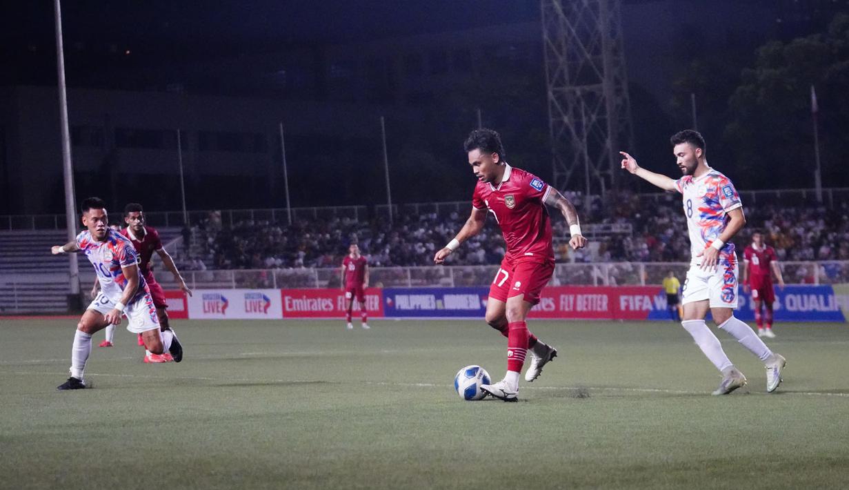 Pemain Timnas Indonesia, Saddil Ramdani (tengah) berhasil melewati pemain Filipina, Manuel Ott (kanan) pada laga matchday kedua Grup F putaran kedua Kualifikasi Piala Dunia 2026 Zona Asia di Rizal Memorial Stadium, Manila, Selasa (21/11/2023) malam WIB. (Dok. PSSI)